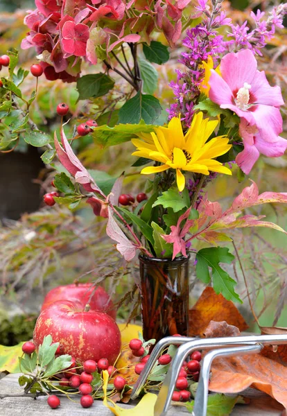 用红色的苹果和树叶在花园里摘下美丽多彩的花朵花束 — 图库照片