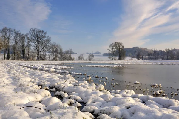 Feld Wintermorgen Überflutet Und Mit Schnee Bedeckt — Stockfoto