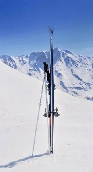 Ski Sticks Standing Snow Slope Front Snowy Mountain — Stock Photo, Image