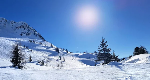 Beautiful Snowy Montain Sunny Blue Sky — Stock Photo, Image