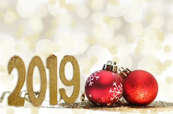 2019 Siffror Nästa Till Julgranskulor Och Guld Glitter Onblur Ljus — Stockfoto