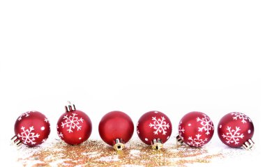 Kırmızı Noel baubles kar taneleri şeklinde altın pırıltılar beyaz arka plan üzerinde izole Tarih satırı