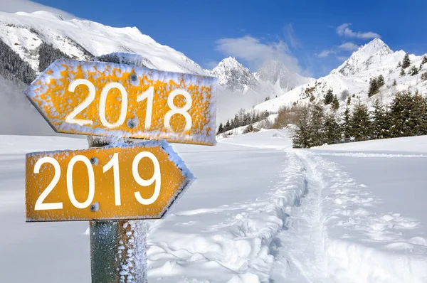 Señal Dirección Una Montaña Nevada Que Muestra 2018 2019 — Foto de Stock