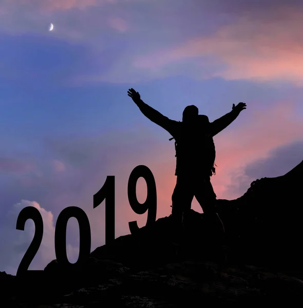 2019 Nyår Och Silhuett Hiker Med Armarna Upp Berget Vid — Stockfoto