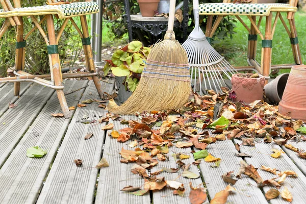 Scopa Rastrello Foglie Sulla Terrazza Legno Autunno — Foto Stock