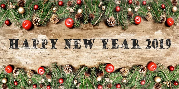Щасливий Новий Рік 2019 Написаний Сільській Дошці Прикрашеній Різдвяним Орнаментом — стокове фото