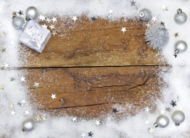 Gümüş Noel dekorasyonu ve kar kar tahta arka plan üzerinde yıldızlarda üstten görünüm