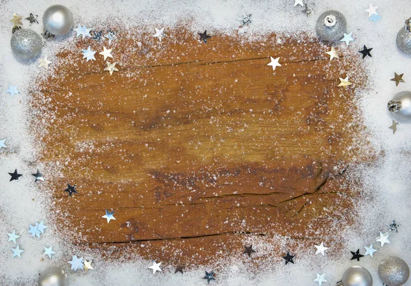 Pohled Shora Stříbrné Vánoční Dekorace Hvězdy Sněhu Sníh Pozadí Prkno — Stock fotografie
