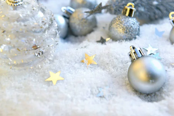 Silberne Christbaumkugeln Und Sterne Schnee Hintergrund — Stockfoto