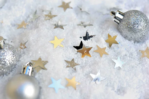 Srebrny Bombki Gwiazd Tle Śniegu — Zdjęcie stockowe
