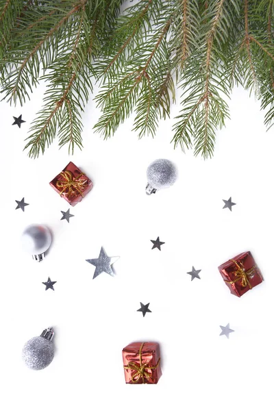 クリスマス デコレーションと贈り物と白い背景の星とモミの木の枝 — ストック写真