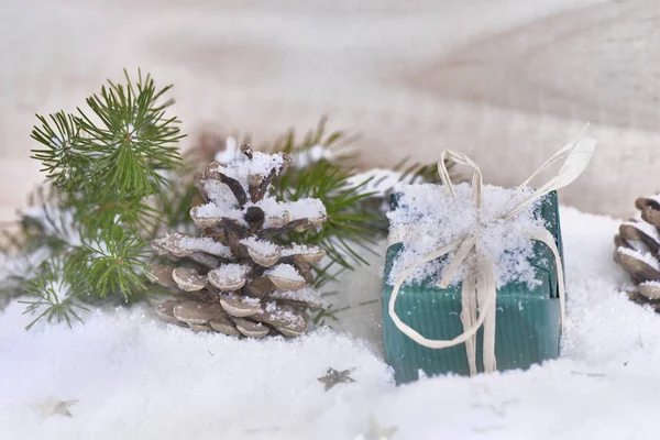 Cadeau Dans Neige Avec Cône Pin Branches Sapin Dans Décoration — Photo