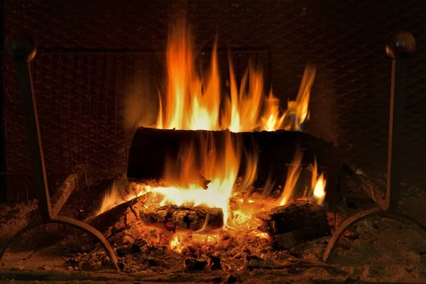 Flammen Und Holzscheite Brennen Kamin — Stockfoto