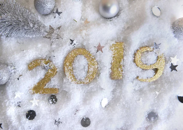 2019新的一年黄金数字在雪和圣诞节装饰 — 图库照片