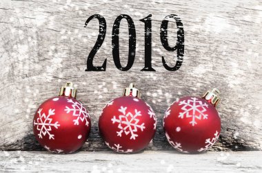 2019 tahta ve kırmızı Noel topları üzerinde yazılı