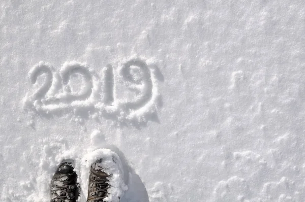2019 Escrito Nieve Los Pies Excursionista — Foto de Stock