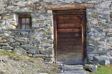 Ahşap kapı ve bir eski alp dağ evi küçük pencere