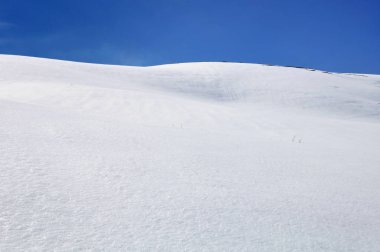 mavi gökyüzünün altında karla kaplı dağ