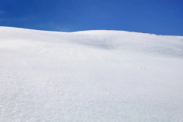 Hora Pokrytá Sněhem Pod Modrou Oblohou — Stock fotografie