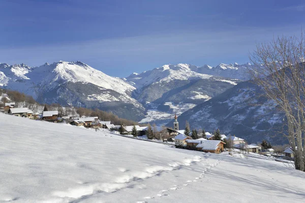 Spuren Schnee Ein Französisches Alpendorf Schneebedeckten Bergen — Stockfoto