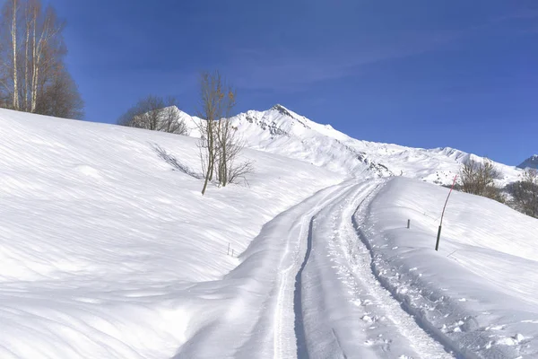 Tracce Strada Ricoperte Neve Fresca Alta Montagna — Foto Stock