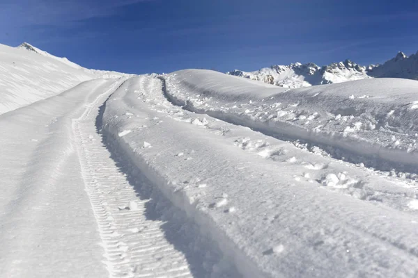 Tracks Road Covering Fresh Snow Hight Mountain — Stock Photo, Image