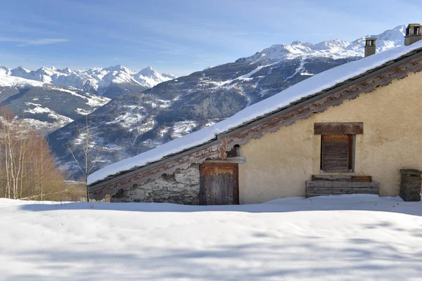 Tradycyjny Alpejski Francuski Domek Górach Pod Śniegiem — Zdjęcie stockowe