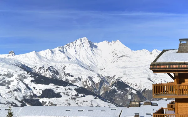 Części Drewniane Resort Budynku Przed Szczytem Snowy Mountain — Zdjęcie stockowe