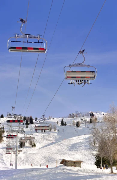 Angkat Kursi Bawah Langit Biru Dan Atas Ski Lereng Alpen — Stok Foto