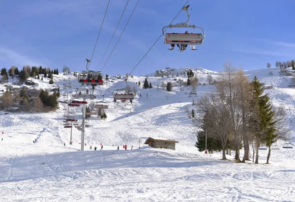 Téléski Sous Ciel Bleu Dessus Piste Ski Dans Les Alpes — Photo