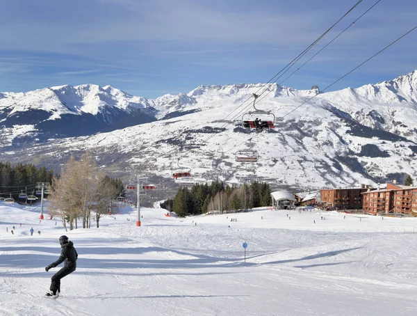 Skipistes Franse Alpen Resort Stoeltjeslift Onder Blauwe Hemel — Stockfoto