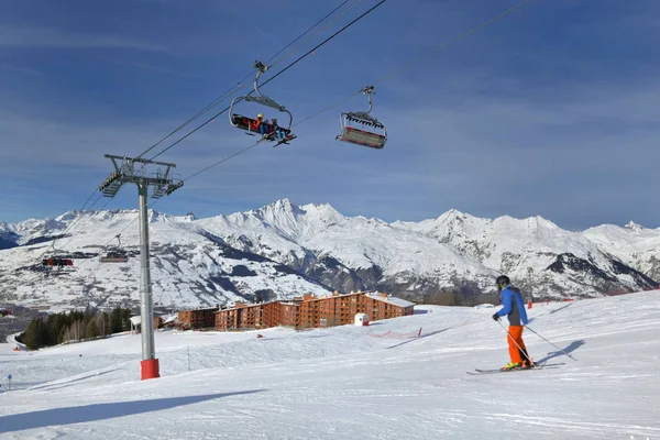 Fransız Alps Resort Mavi Gökyüzü Altında Sandalye Asansör Kayak Tesisi — Stok fotoğraf