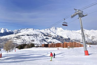Fransız alps resort ve mavi gökyüzü altında sandalye Asansör Kayak tesisi