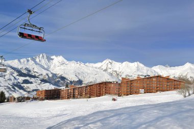 Fransız alps resort ve mavi gökyüzü altında sandalye Asansör Kayak tesisi