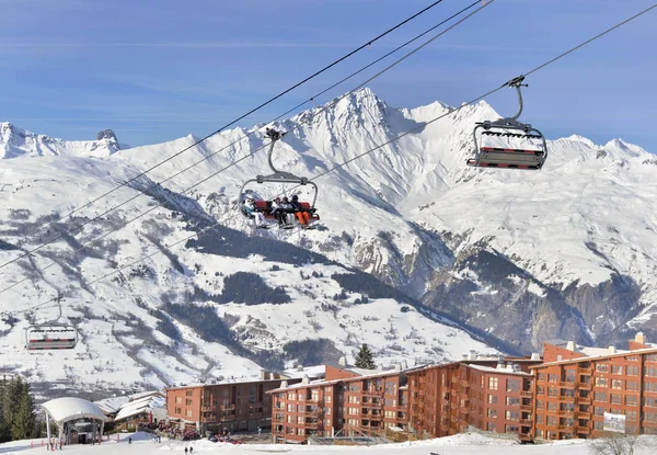 Människor Stollift Blå Himmel Franska Alpine Resort — Stockfoto