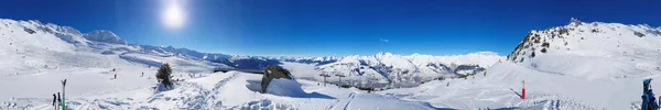 Vista Panorâmica Sobre Pistas Esqui Alpes Europeus Sob Céu Azul — Fotografia de Stock