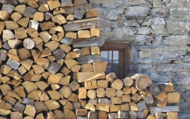 yakacak odun yığınları sayfiye taş cephe karşı yığılmış 