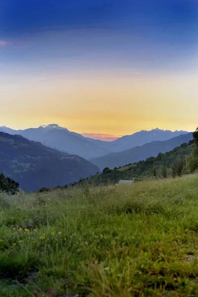 Belo Pôr Sol Montanhas Alpinas Fundo Prado — Fotografia de Stock