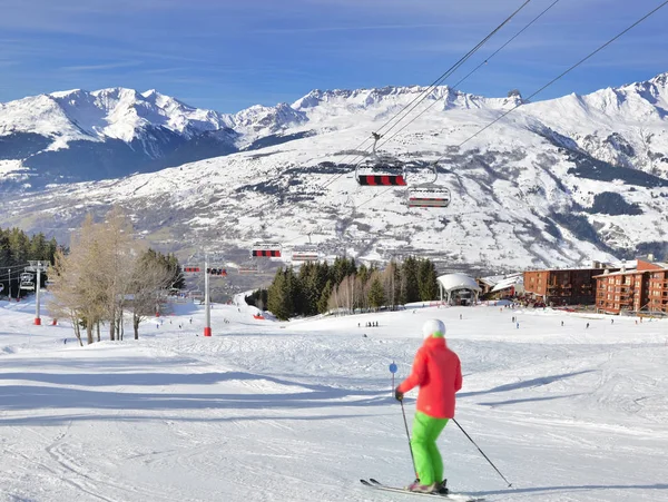 Kayakçı Kayak Pistleri Üzerinde Fransız Alps Resort Mavi Gökyüzü Altında — Stok fotoğraf