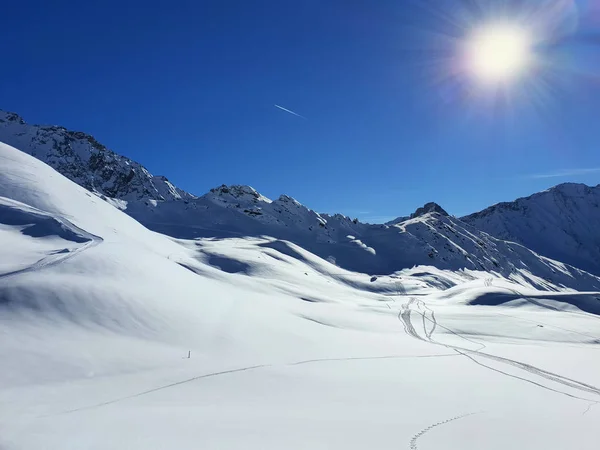 Bela Vista Sobre Pistas Esqui Francês Alpino Sob Esqui Azul — Fotografia de Stock