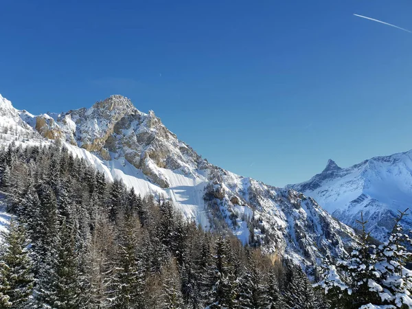 Uitzicht Prachtige Rotsachtige Berg Bedekt Met Sneeuw Alpen — Stockfoto