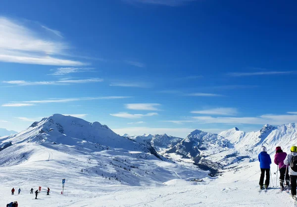 Skidåkare Skidbackarna Franska Alperna Blå Himmel — Stockfoto