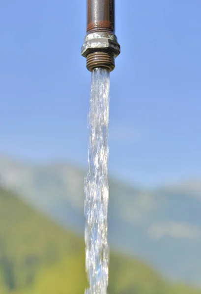 Versheid Water Stroomt Uit Een Buis Blauwe Hemelachtergrond — Stockfoto
