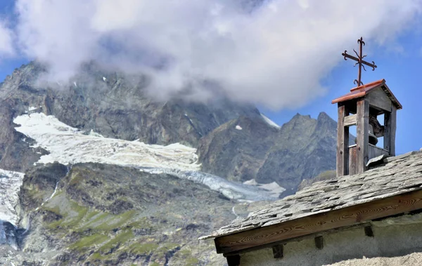 Tower Bell Cross Church Alpine European Village Front Mountains Glacier — Stock Photo, Image