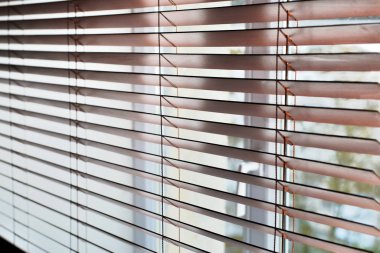 bir pencerenin önünde ahşap Jaluzi Perde 