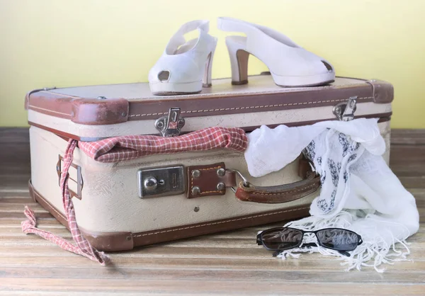 Retro Suitcase Full Woman Clothes Shoes — Stock Photo, Image