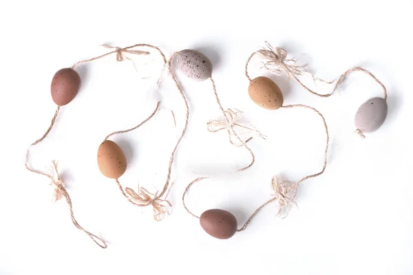 Guirnalda Huevos Pascua Sobre Fondo Blanco —  Fotos de Stock