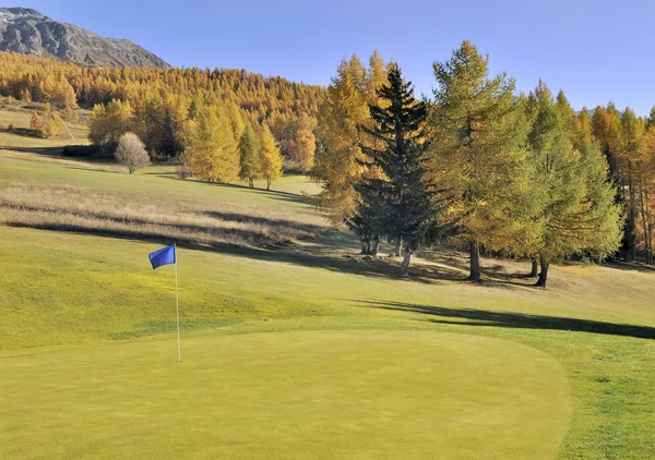 Campo de golfe na montanha alpina — Fotografia de Stock