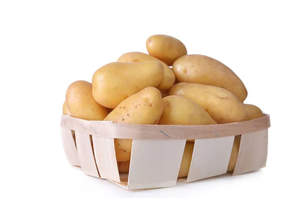 Bricka full av rå potatis isolerad på vit bakgrund — Stockfoto