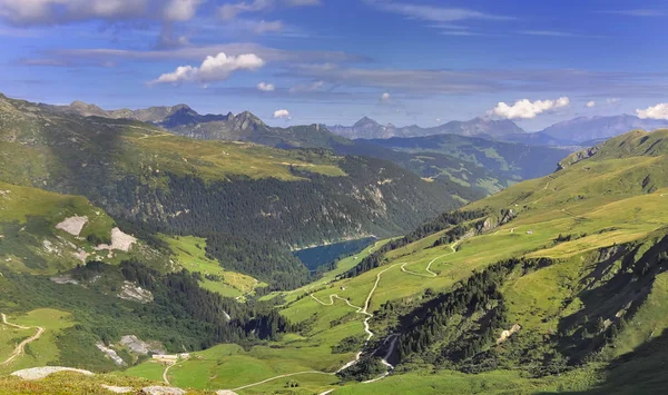 Bela vista sobre um lago em um vale alpino no verão — Fotografia de Stock